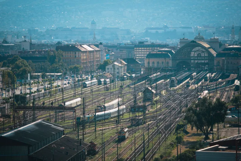 Magyar gazdasági modell: hogyan épít a kormány nemzeti alapokra a globális viharban?